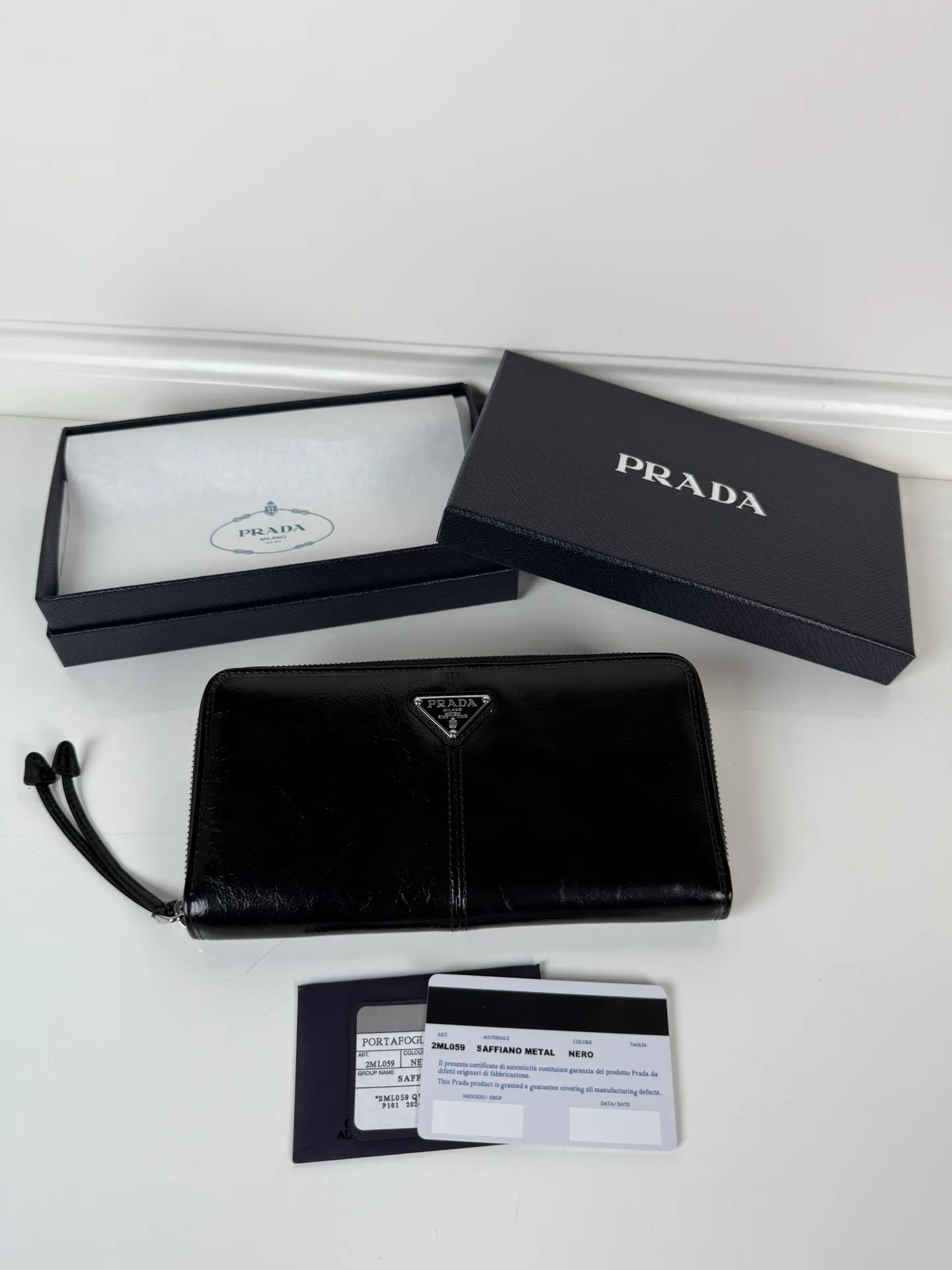 💰600, P Home ➡️ Men's zipper bag in black waxed leather, triangular silver hardware label, yuan quality, model 2ML059, made of imported waxed cowhide, size 20cm×10.3cm, 175 OEM
