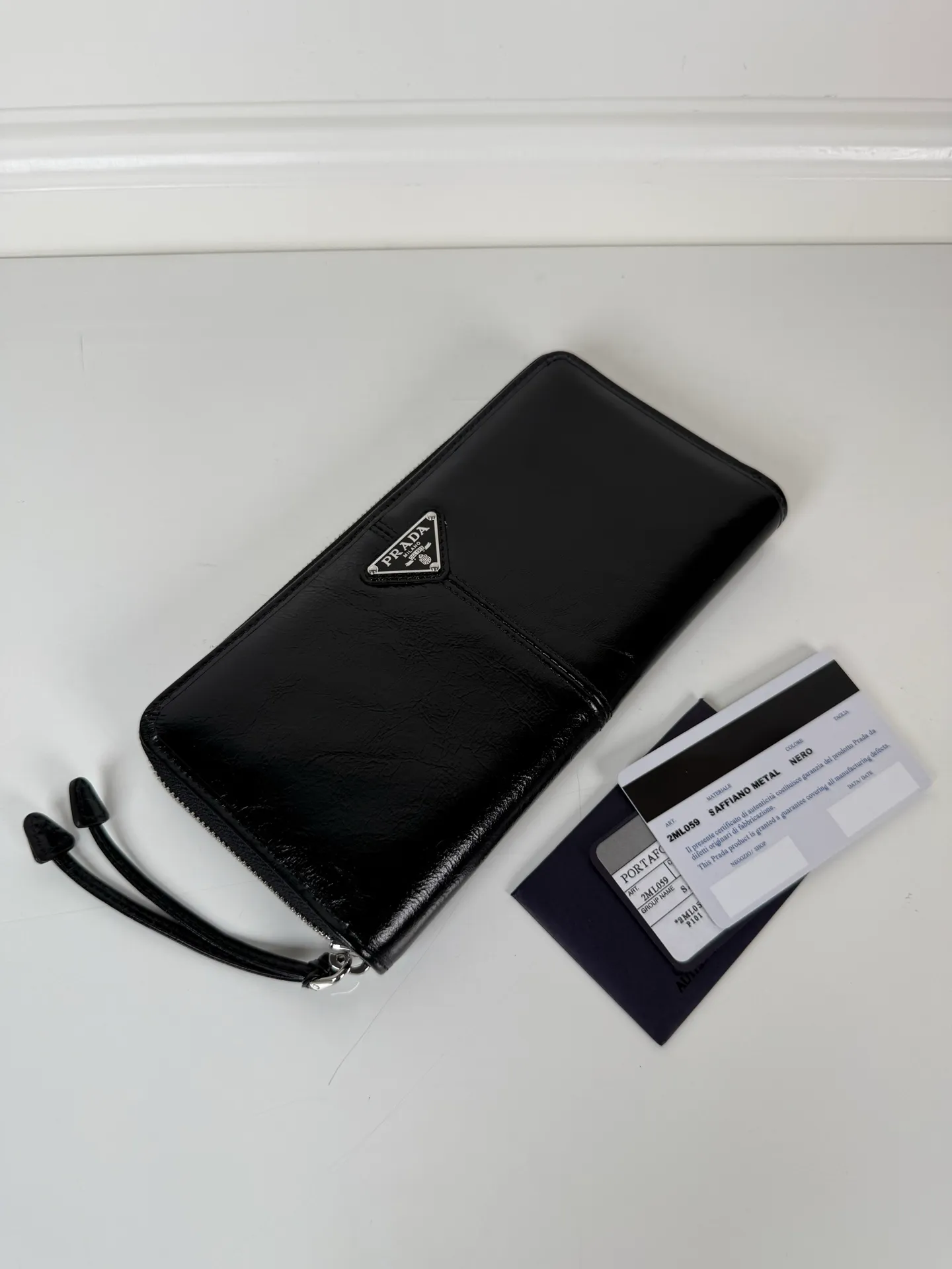 💰600, P Home ➡️ Men's zipper bag in black waxed leather, triangular silver hardware label, yuan quality, model 2ML059, made of imported waxed cowhide, size 20cm×10.3cm, 175 OEM