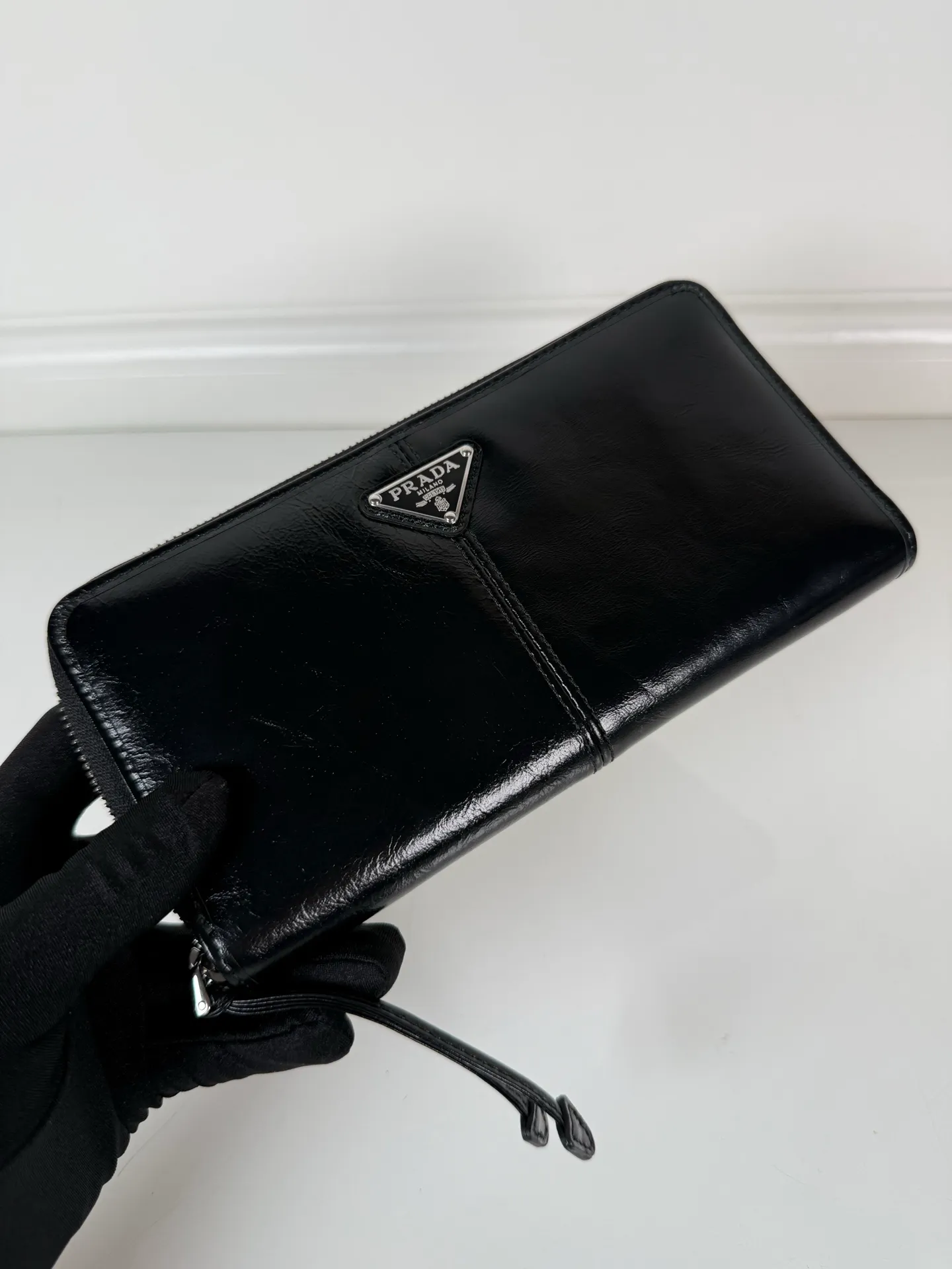 💰600, P Home ➡️ Men's zipper bag in black waxed leather, triangular silver hardware label, yuan quality, model 2ML059, made of imported waxed cowhide, size 20cm×10.3cm, 175 OEM