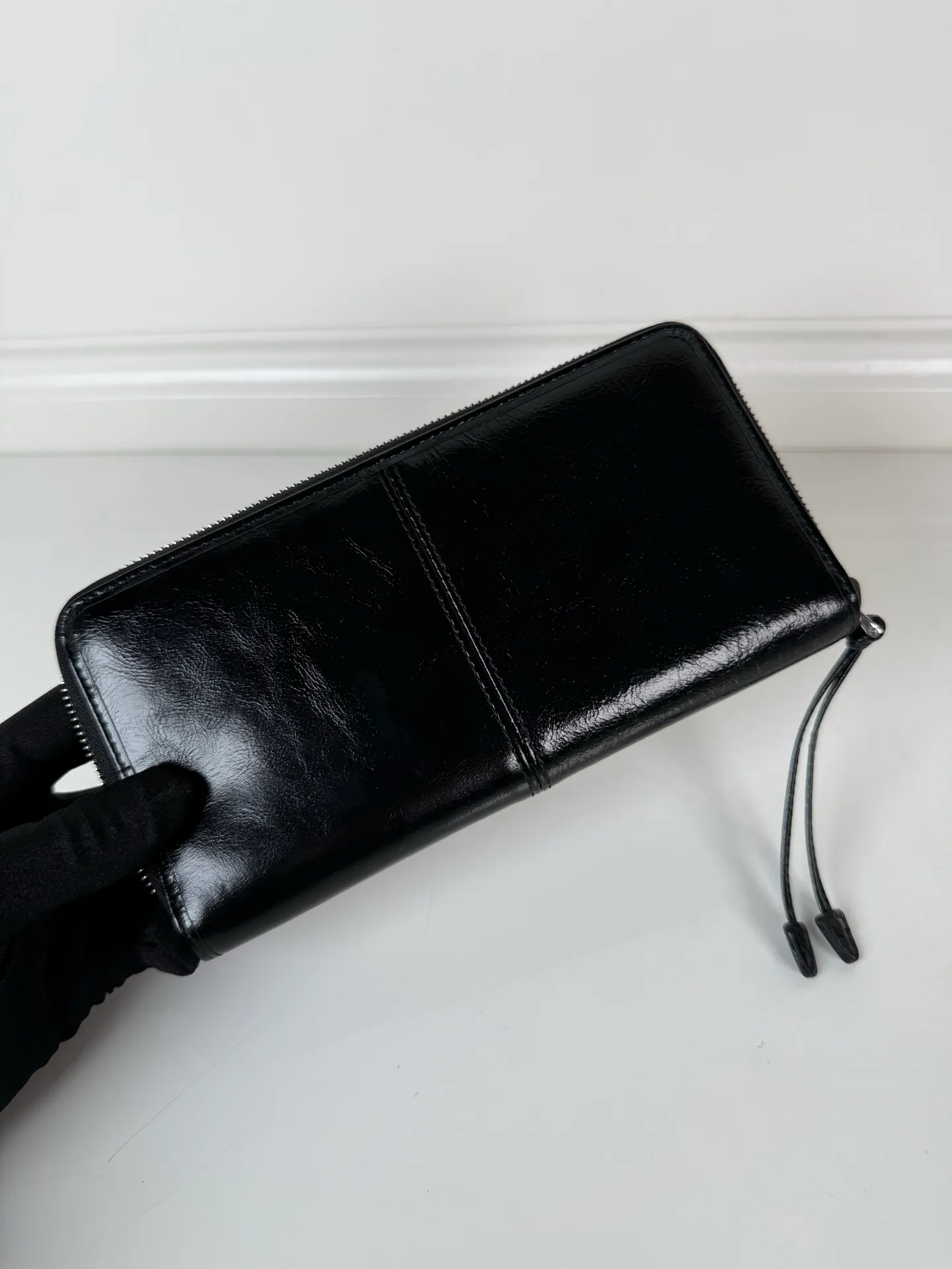 💰600, P Home ➡️ Men's zipper bag in black waxed leather, triangular silver hardware label, yuan quality, model 2ML059, made of imported waxed cowhide, size 20cm×10.3cm, 175 OEM