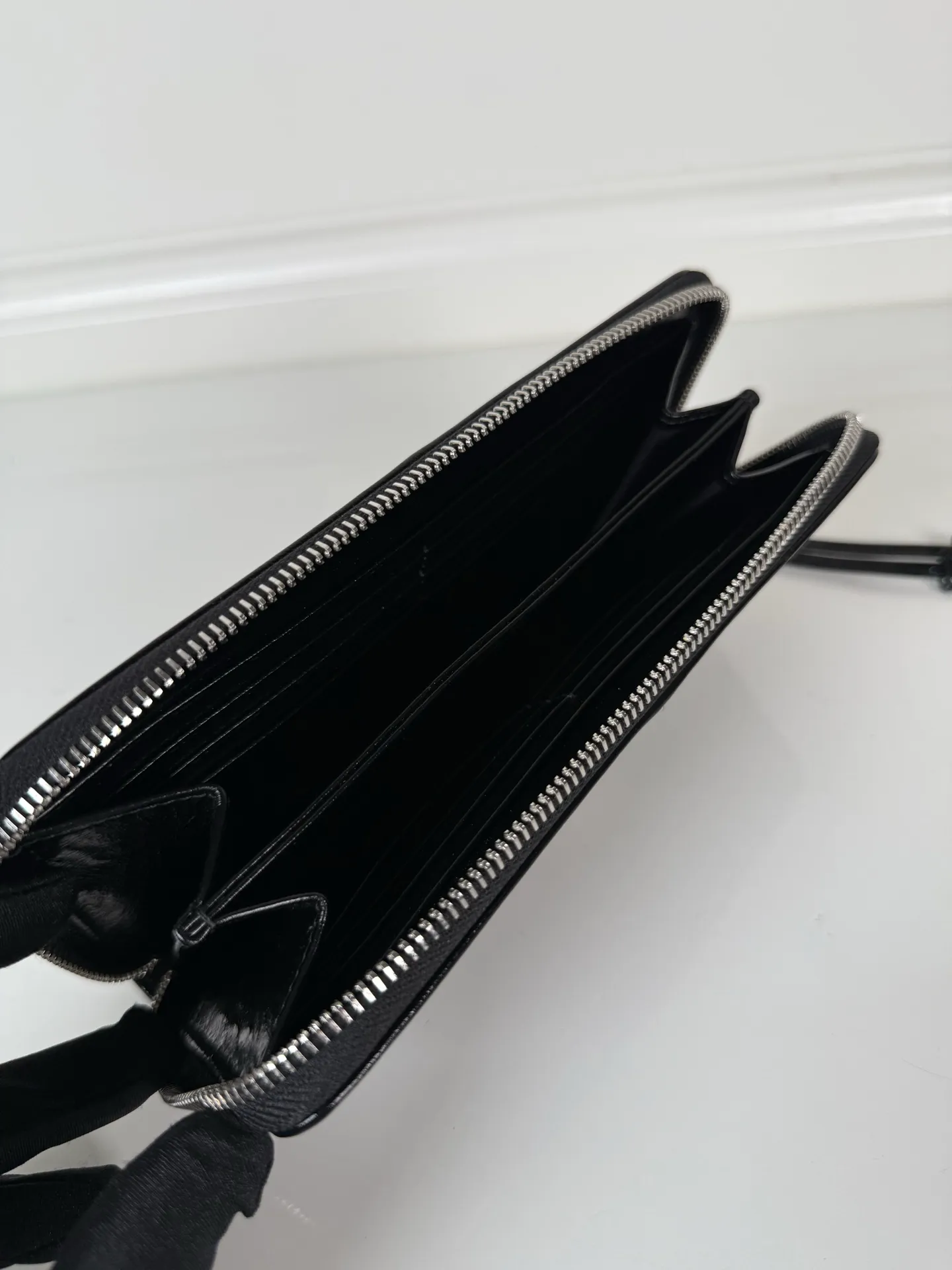 💰600, P Home ➡️ Men's zipper bag in black waxed leather, triangular silver hardware label, yuan quality, model 2ML059, made of imported waxed cowhide, size 20cm×10.3cm, 175 OEM