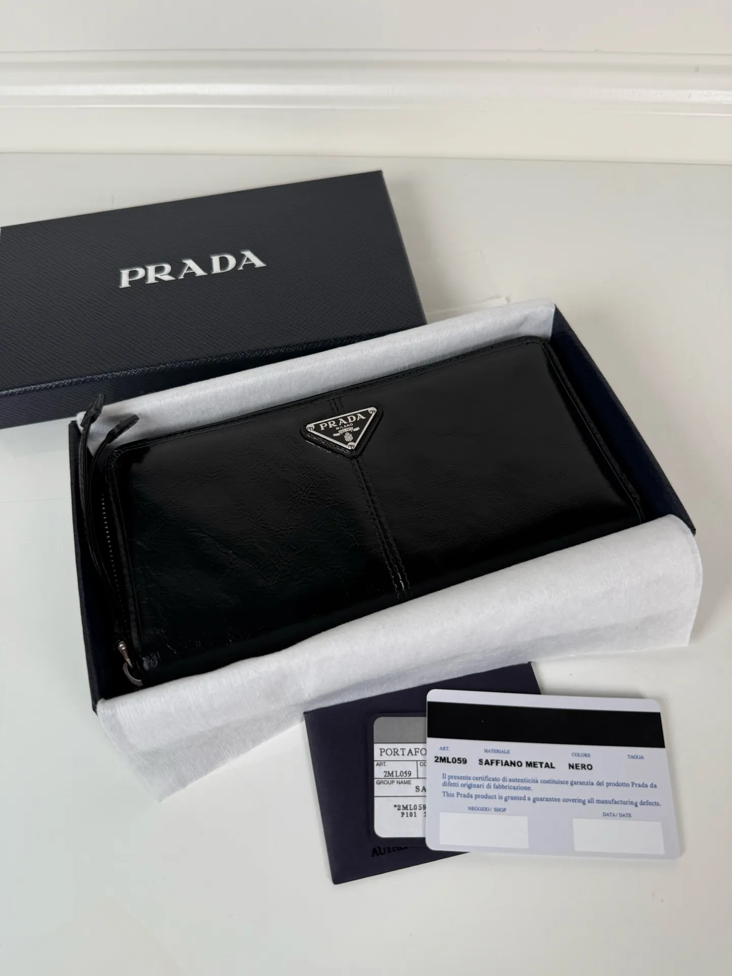 💰600, P Home ➡️ Men's zipper bag in black waxed leather, triangular silver hardware label, yuan quality, model 2ML059, made of imported waxed cowhide, size 20cm×10.3cm, 175 OEM