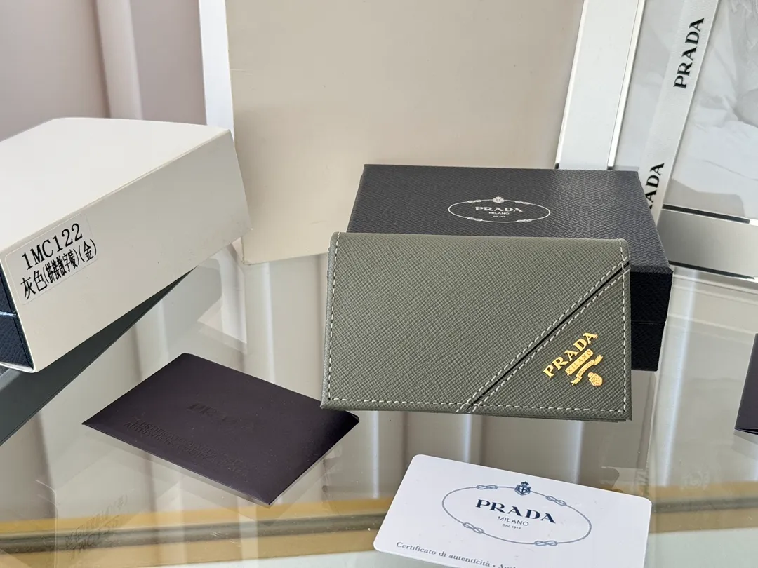 Prada classic card holder, model 1MC122, made of cross-grain cowhide, size 6.5×2.5×11cm, adopts snap button opening and closing design, and has two slots for cards or receipts. This exquisite card holder is small and convenient, with sufficient capacity. It can be placed in the bag for easy storage. It can also be used to make separate items when going out every day. Hot 🔥Hot-selling item, taken in kind, what you see is what you get