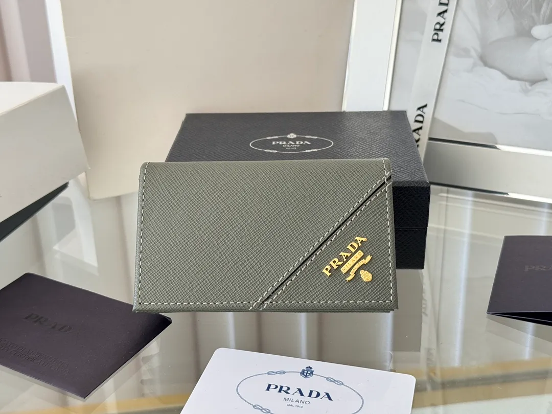 Prada classic card holder, model 1MC122, made of cross-grain cowhide, size 6.5×2.5×11cm, adopts snap button opening and closing design, and has two slots for cards or receipts. This exquisite card holder is small and convenient, with sufficient capacity. It can be placed in the bag for easy storage. It can also be used to make separate items when going out every day. Hot 🔥Hot-selling item, taken in kind, what you see is what you get