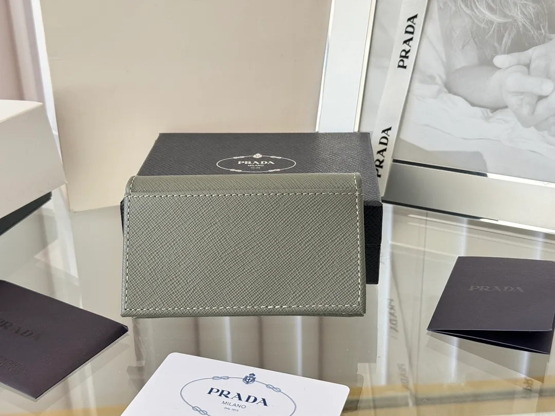 Prada classic card holder, model 1MC122, made of cross-grain cowhide, size 6.5×2.5×11cm, adopts snap button opening and closing design, and has two slots for cards or receipts. This exquisite card holder is small and convenient, with sufficient capacity. It can be placed in the bag for easy storage. It can also be used to make separate items when going out every day. Hot 🔥Hot-selling item, taken in kind, what you see is what you get