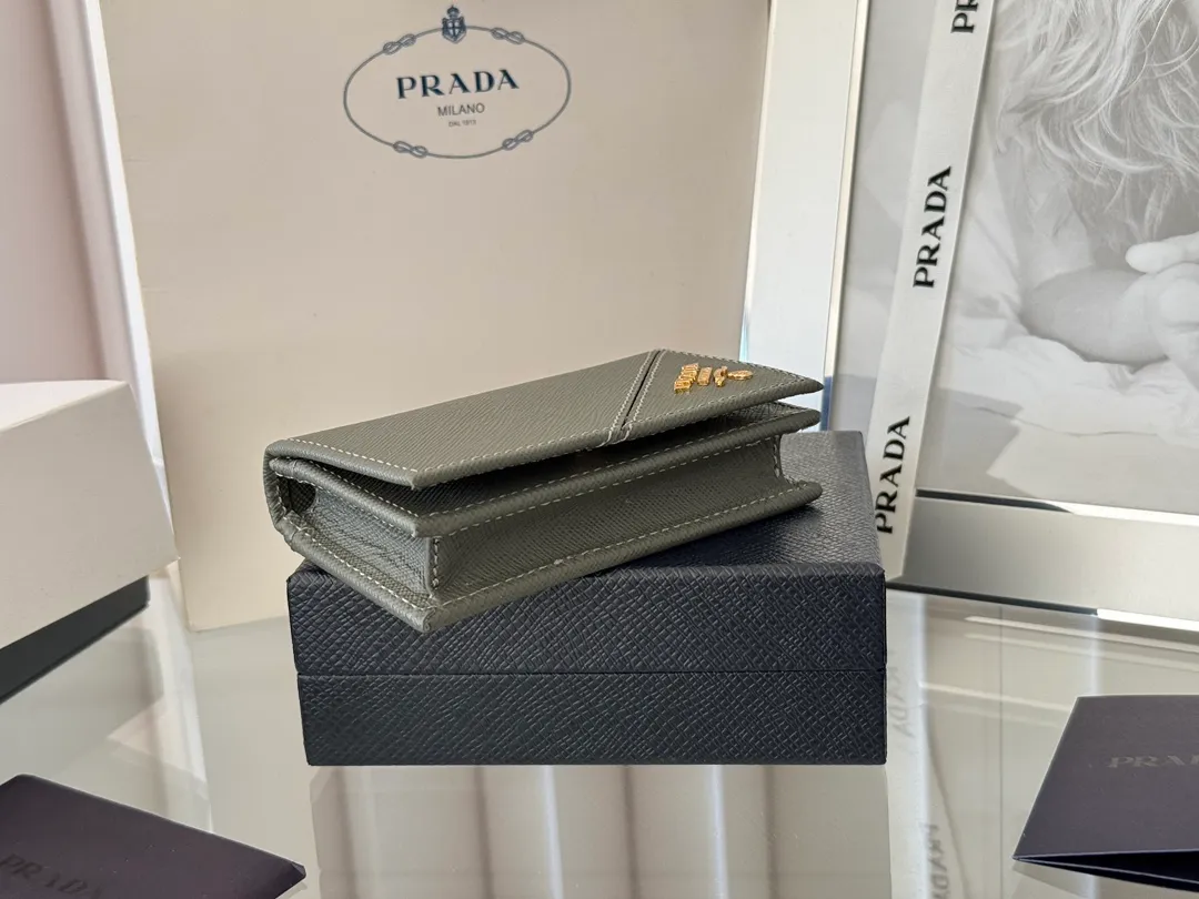 Prada classic card holder, model 1MC122, made of cross-grain cowhide, size 6.5×2.5×11cm, adopts snap button opening and closing design, and has two slots for cards or receipts. This exquisite card holder is small and convenient, with sufficient capacity. It can be placed in the bag for easy storage. It can also be used to make separate items when going out every day. Hot 🔥Hot-selling item, taken in kind, what you see is what you get