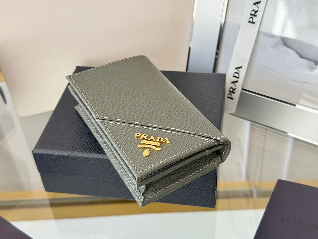 Prada classic card holder, model 1MC122, made of cross-grain cowhide, size 6.5×2.5×11cm, adopts snap button opening and closing design, and has two slots for cards or receipts. This exquisite card holder is small and convenient, with sufficient capacity. It can be placed in the bag for easy storage. It can also be used to make separate items when going out every day. Hot 🔥Hot-selling item, taken in kind, what you see is what you get