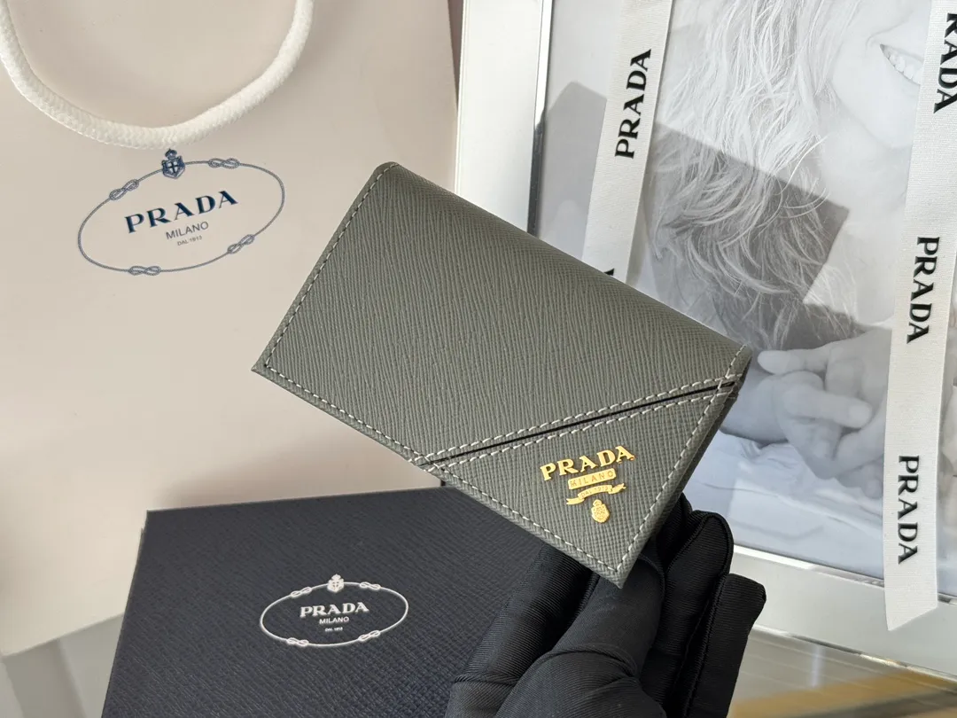 Prada classic card holder, model 1MC122, made of cross-grain cowhide, size 6.5×2.5×11cm, adopts snap button opening and closing design, and has two slots for cards or receipts. This exquisite card holder is small and convenient, with sufficient capacity. It can be placed in the bag for easy storage. It can also be used to make separate items when going out every day. Hot 🔥Hot-selling item, taken in kind, what you see is what you get