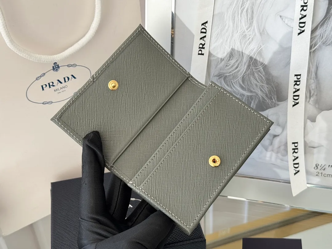 Prada classic card holder, model 1MC122, made of cross-grain cowhide, size 6.5×2.5×11cm, adopts snap button opening and closing design, and has two slots for cards or receipts. This exquisite card holder is small and convenient, with sufficient capacity. It can be placed in the bag for easy storage. It can also be used to make separate items when going out every day. Hot 🔥Hot-selling item, taken in kind, what you see is what you get