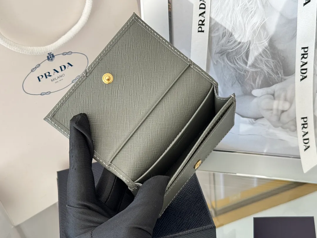 Prada classic card holder, model 1MC122, made of cross-grain cowhide, size 6.5×2.5×11cm, adopts snap button opening and closing design, and has two slots for cards or receipts. This exquisite card holder is small and convenient, with sufficient capacity. It can be placed in the bag for easy storage. It can also be used to make separate items when going out every day. Hot 🔥Hot-selling item, taken in kind, what you see is what you get