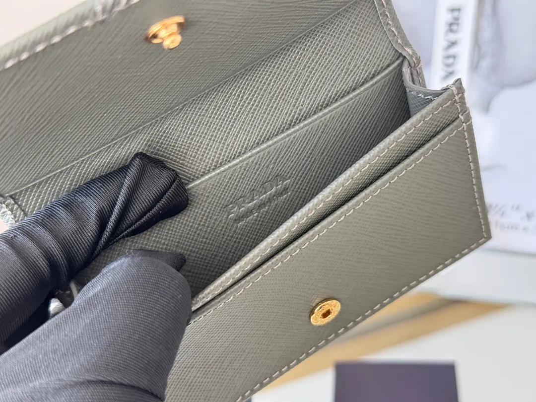Prada classic card holder, model 1MC122, made of cross-grain cowhide, size 6.5×2.5×11cm, adopts snap button opening and closing design, and has two slots for cards or receipts. This exquisite card holder is small and convenient, with sufficient capacity. It can be placed in the bag for easy storage. It can also be used to make separate items when going out every day. Hot 🔥Hot-selling item, taken in kind, what you see is what you get