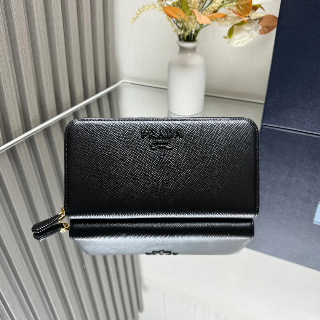 P600 [Top original order] PRADA's new single zipper wallet💼The latest counter with the same color logo, classic, simple and fashionable, official website synchronization, genuine development, model 1ML506, color: sapphire blue/same color logo, inner code 224 OEM code💋 Top Italian original single cross-grain cowhide texture is excellent, imported thread lining, imported same color hardware logo accessories! The exquisite wiring is even and neat, the workmanship is exquisite, and the quality is comparable to the original product🏅️🏅️🏅️Dimensions: 20cm long and 10.3cm high