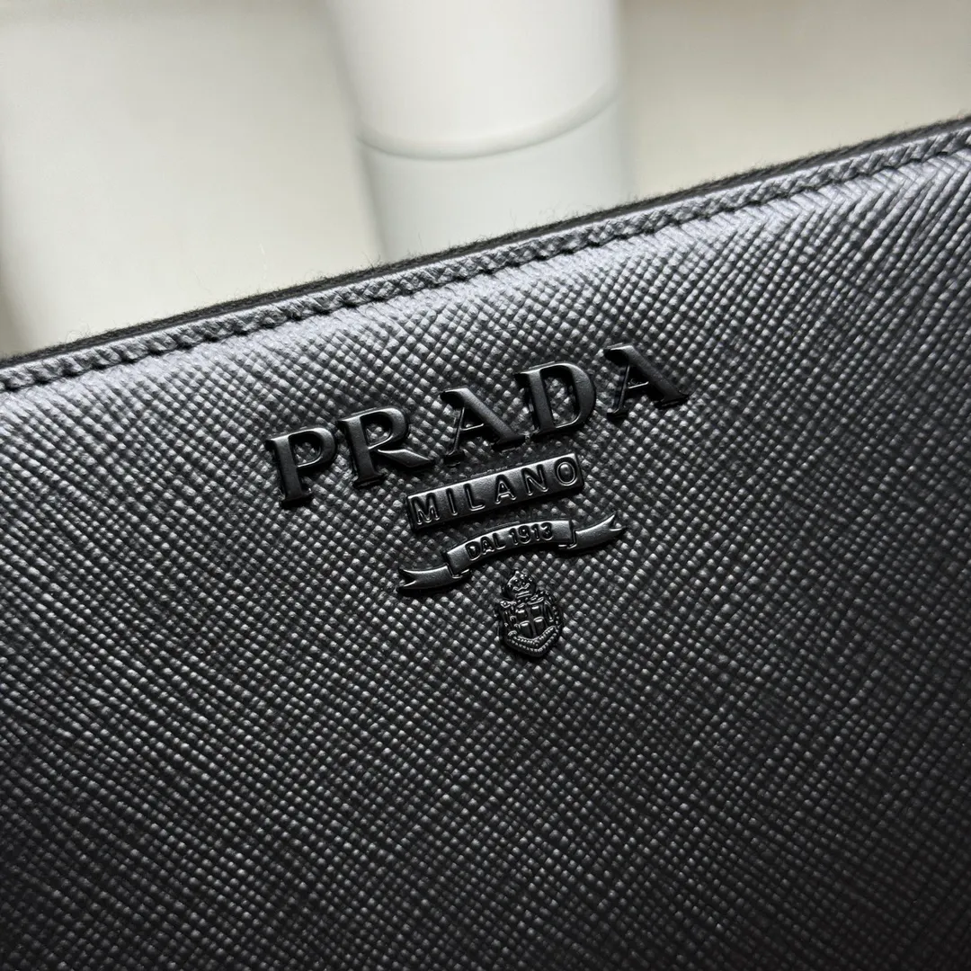 P600 [Top original order] PRADA's new single zipper wallet💼The latest counter with the same color logo, classic, simple and fashionable, official website synchronization, genuine development, model 1ML506, color: sapphire blue/same color logo, inner code 224 OEM code💋 Top Italian original single cross-grain cowhide texture is excellent, imported thread lining, imported same color hardware logo accessories! The exquisite wiring is even and neat, the workmanship is exquisite, and the quality is comparable to the original product🏅️🏅️🏅️Dimensions: 20cm long and 10.3cm high