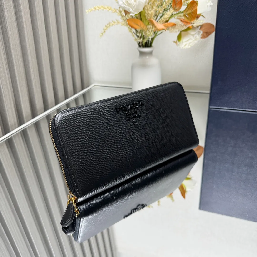 P600 [Top original order] PRADA's new single zipper wallet💼The latest counter with the same color logo, classic, simple and fashionable, official website synchronization, genuine development, model 1ML506, color: sapphire blue/same color logo, inner code 224 OEM code💋 Top Italian original single cross-grain cowhide texture is excellent, imported thread lining, imported same color hardware logo accessories! The exquisite wiring is even and neat, the workmanship is exquisite, and the quality is comparable to the original product🏅️🏅️🏅️Dimensions: 20cm long and 10.3cm high