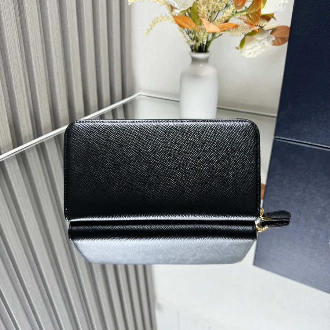 P600 [Top original order] PRADA's new single zipper wallet💼The latest counter with the same color logo, classic, simple and fashionable, official website synchronization, genuine development, model 1ML506, color: sapphire blue/same color logo, inner code 224 OEM code💋 Top Italian original single cross-grain cowhide texture is excellent, imported thread lining, imported same color hardware logo accessories! The exquisite wiring is even and neat, the workmanship is exquisite, and the quality is comparable to the original product🏅️🏅️🏅️Dimensions: 20cm long and 10.3cm high
