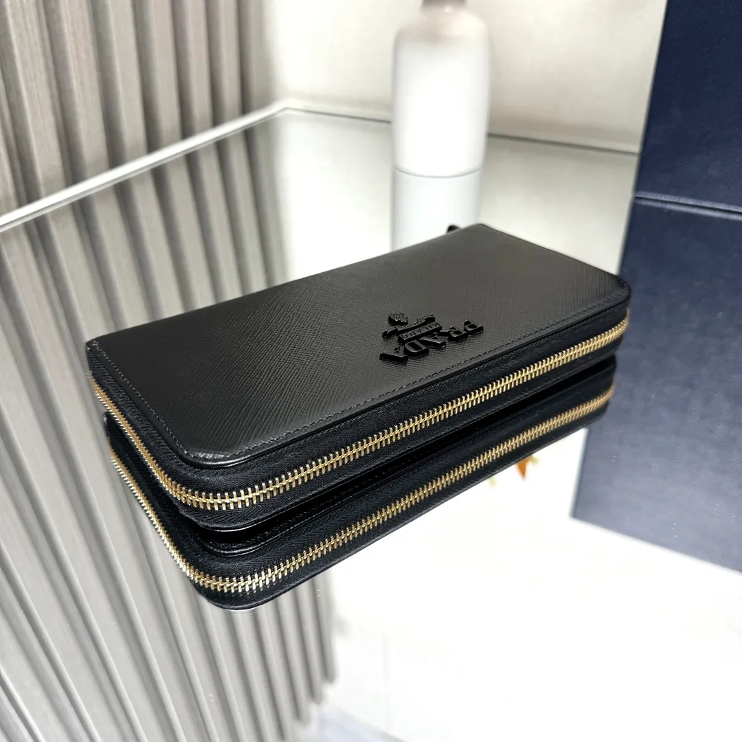 P600 [Top original order] PRADA's new single zipper wallet💼The latest counter with the same color logo, classic, simple and fashionable, official website synchronization, genuine development, model 1ML506, color: sapphire blue/same color logo, inner code 224 OEM code💋 Top Italian original single cross-grain cowhide texture is excellent, imported thread lining, imported same color hardware logo accessories! The exquisite wiring is even and neat, the workmanship is exquisite, and the quality is comparable to the original product🏅️🏅️🏅️Dimensions: 20cm long and 10.3cm high