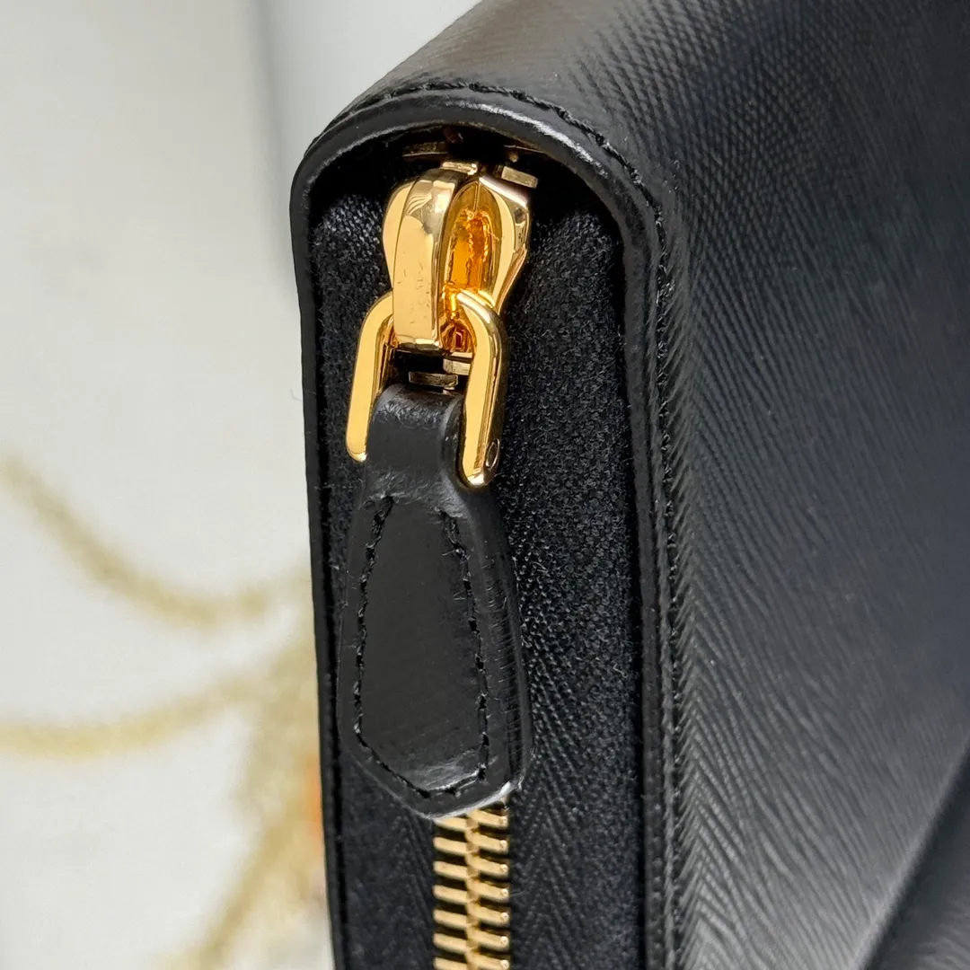 P600 [Top original order] PRADA's new single zipper wallet💼The latest counter with the same color logo, classic, simple and fashionable, official website synchronization, genuine development, model 1ML506, color: sapphire blue/same color logo, inner code 224 OEM code💋 Top Italian original single cross-grain cowhide texture is excellent, imported thread lining, imported same color hardware logo accessories! The exquisite wiring is even and neat, the workmanship is exquisite, and the quality is comparable to the original product🏅️🏅️🏅️Dimensions: 20cm long and 10.3cm high