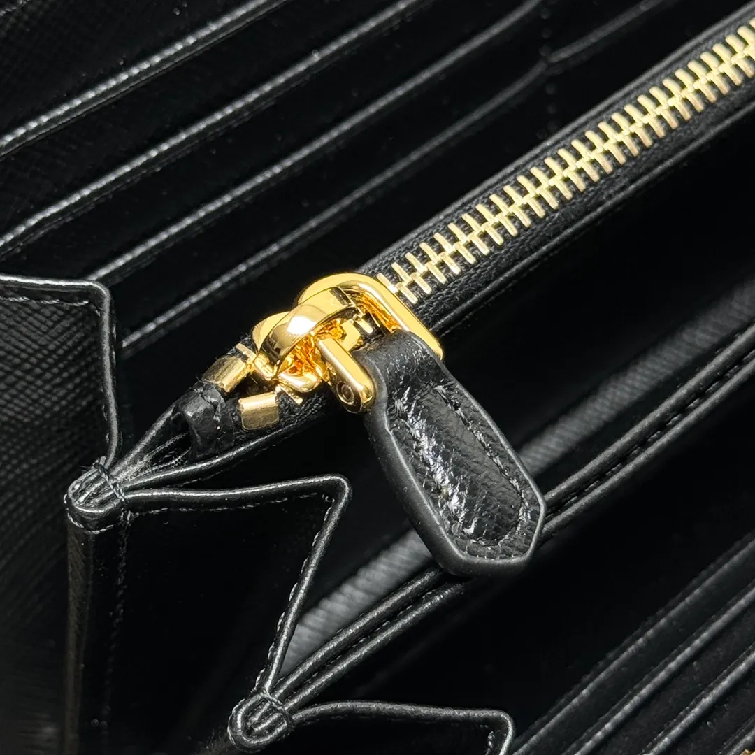 P600 [Top original order] PRADA's new single zipper wallet💼The latest counter with the same color logo, classic, simple and fashionable, official website synchronization, genuine development, model 1ML506, color: sapphire blue/same color logo, inner code 224 OEM code💋 Top Italian original single cross-grain cowhide texture is excellent, imported thread lining, imported same color hardware logo accessories! The exquisite wiring is even and neat, the workmanship is exquisite, and the quality is comparable to the original product🏅️🏅️🏅️Dimensions: 20cm long and 10.3cm high