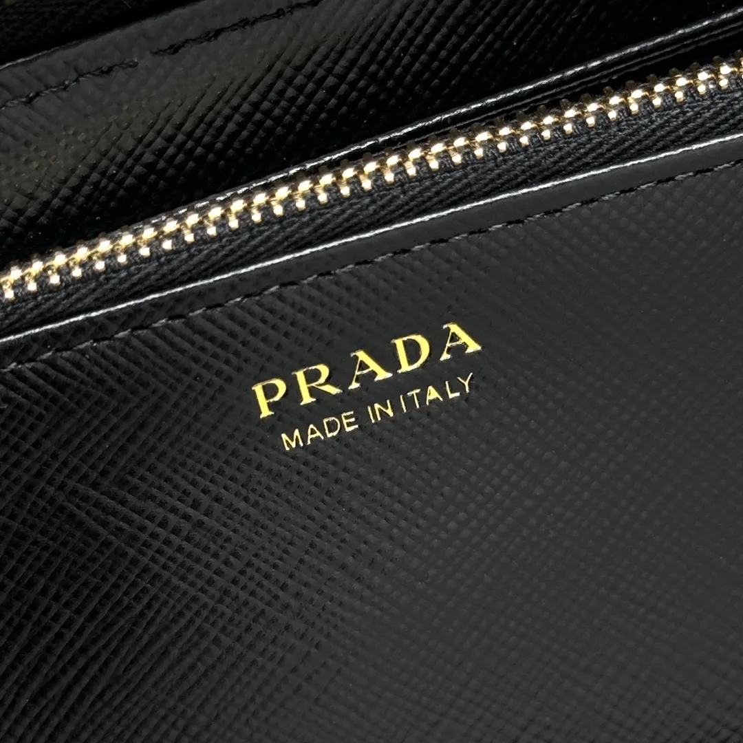 P600 [Top original order] PRADA's new single zipper wallet💼The latest counter with the same color logo, classic, simple and fashionable, official website synchronization, genuine development, model 1ML506, color: sapphire blue/same color logo, inner code 224 OEM code💋 Top Italian original single cross-grain cowhide texture is excellent, imported thread lining, imported same color hardware logo accessories! The exquisite wiring is even and neat, the workmanship is exquisite, and the quality is comparable to the original product🏅️🏅️🏅️Dimensions: 20cm long and 10.3cm high