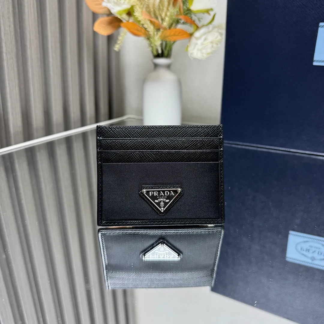 P340 [Top original order] PRADA's new card holder💼Model 2MC025, internal code 164 OEM code💋 The exquisite and elegant Saffiano leather and practical and innovative regenerated nylon (Re-Nylon) are cleverly integrated, highlighting the charm of two classic Prada materials, giving this card holder a simple and personalized style. Featuring 6 card slots, 1 internal pocket and decorated with an enameled triangle metal logo. 🏅️🏅️🏅️Size: length 10cm*height 8cm