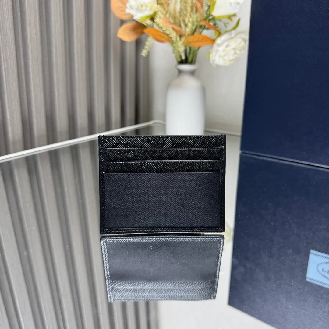 P340 [Top original order] PRADA's new card holder💼Model 2MC025, internal code 164 OEM code💋 The exquisite and elegant Saffiano leather and practical and innovative regenerated nylon (Re-Nylon) are cleverly integrated, highlighting the charm of two classic Prada materials, giving this card holder a simple and personalized style. Featuring 6 card slots, 1 internal pocket and decorated with an enameled triangle metal logo. 🏅️🏅️🏅️Size: length 10cm*height 8cm