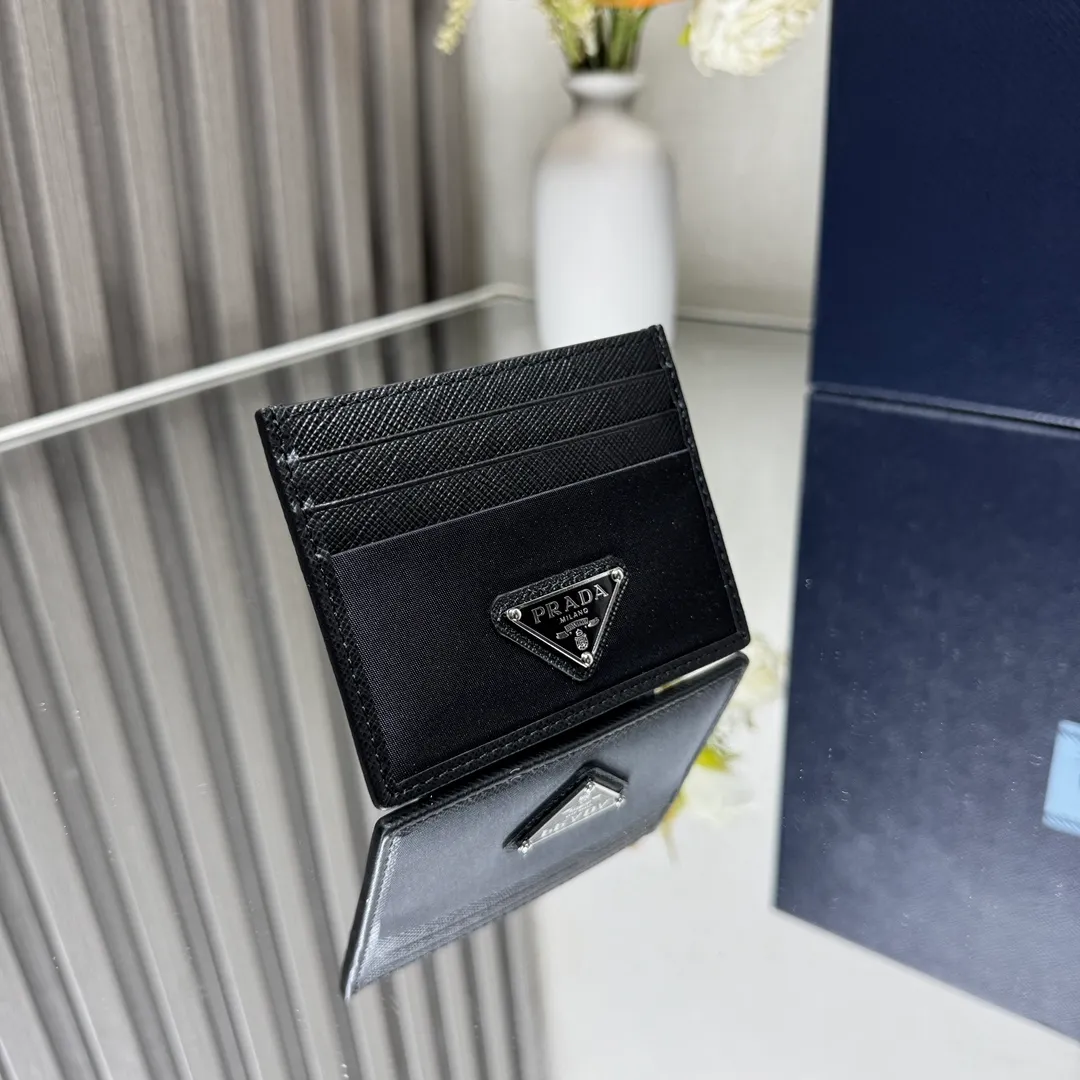 P340 [Top original order] PRADA's new card holder💼Model 2MC025, internal code 164 OEM code💋 The exquisite and elegant Saffiano leather and practical and innovative regenerated nylon (Re-Nylon) are cleverly integrated, highlighting the charm of two classic Prada materials, giving this card holder a simple and personalized style. Featuring 6 card slots, 1 internal pocket and decorated with an enameled triangle metal logo. 🏅️🏅️🏅️Size: length 10cm*height 8cm