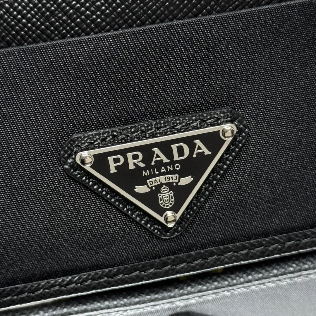 P340 [Top original order] PRADA's new card holder💼Model 2MC025, internal code 164 OEM code💋 The exquisite and elegant Saffiano leather and practical and innovative regenerated nylon (Re-Nylon) are cleverly integrated, highlighting the charm of two classic Prada materials, giving this card holder a simple and personalized style. Featuring 6 card slots, 1 internal pocket and decorated with an enameled triangle metal logo. 🏅️🏅️🏅️Size: length 10cm*height 8cm