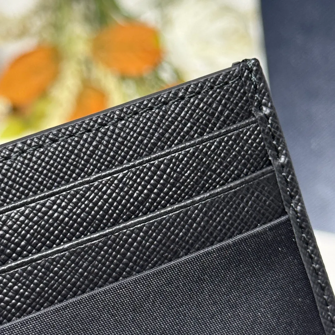 P340 [Top original order] PRADA's new card holder💼Model 2MC025, internal code 164 OEM code💋 The exquisite and elegant Saffiano leather and practical and innovative regenerated nylon (Re-Nylon) are cleverly integrated, highlighting the charm of two classic Prada materials, giving this card holder a simple and personalized style. Featuring 6 card slots, 1 internal pocket and decorated with an enameled triangle metal logo. 🏅️🏅️🏅️Size: length 10cm*height 8cm