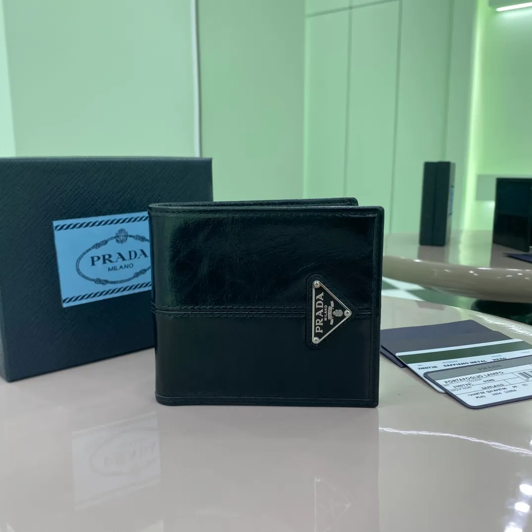 P400 [Top original order] Prada's new men's short wallet💼Classic hot style👏Model 2M0738, internal code 164 OEM code💋 This wallet is made of elegant shiny leather, with smooth lines and classic geometric patterns, highlighting a refined and elegant modern style. It has 4 card pockets, 1 coin pocket and multiple compartments, with a practical design and urban style. 🏅️🏅️🏅️Size: length 11cm*height 9.5cm