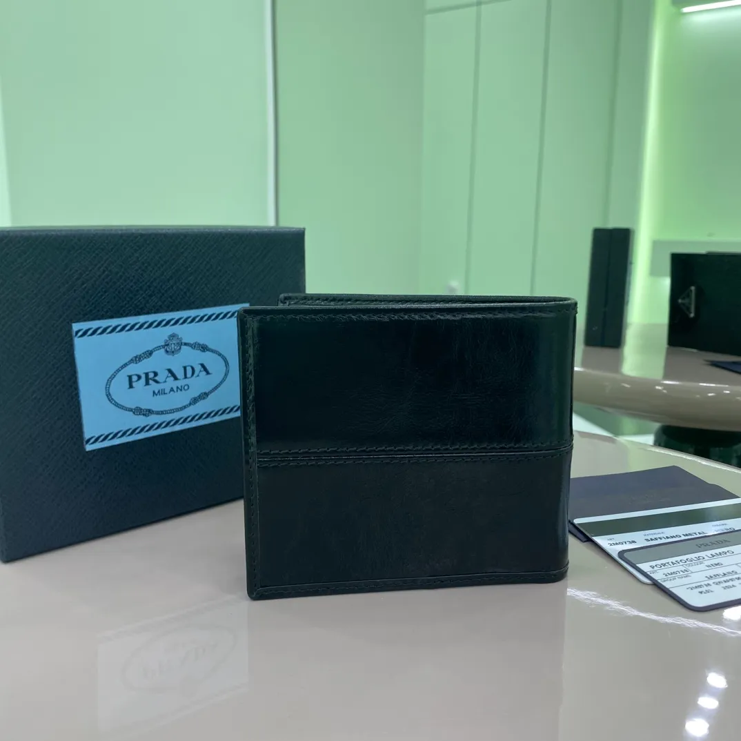P400 [Top original order] Prada's new men's short wallet💼Classic hot style👏Model 2M0738, internal code 164 OEM code💋 This wallet is made of elegant shiny leather, with smooth lines and classic geometric patterns, highlighting a refined and elegant modern style. It has 4 card pockets, 1 coin pocket and multiple compartments, with a practical design and urban style. 🏅️🏅️🏅️Size: length 11cm*height 9.5cm