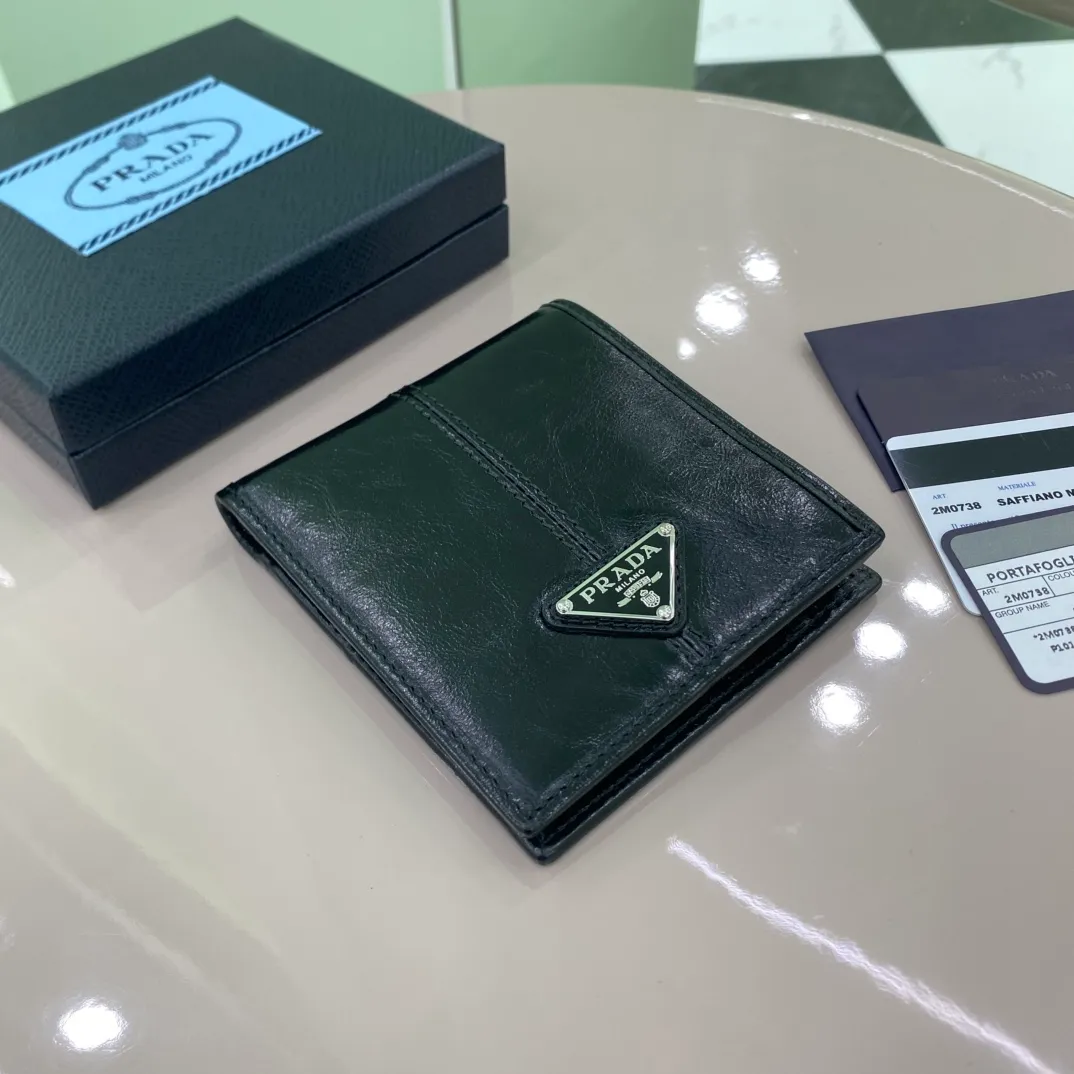 P400 [Top original order] Prada's new men's short wallet💼Classic hot style👏Model 2M0738, internal code 164 OEM code💋 This wallet is made of elegant shiny leather, with smooth lines and classic geometric patterns, highlighting a refined and elegant modern style. It has 4 card pockets, 1 coin pocket and multiple compartments, with a practical design and urban style. 🏅️🏅️🏅️Size: length 11cm*height 9.5cm