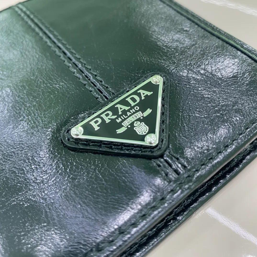 P400 [Top original order] Prada's new men's short wallet💼Classic hot style👏Model 2M0738, internal code 164 OEM code💋 This wallet is made of elegant shiny leather, with smooth lines and classic geometric patterns, highlighting a refined and elegant modern style. It has 4 card pockets, 1 coin pocket and multiple compartments, with a practical design and urban style. 🏅️🏅️🏅️Size: length 11cm*height 9.5cm