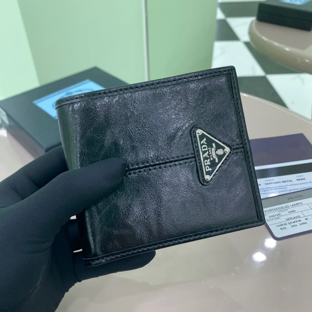 P400 [Top original order] Prada's new men's short wallet💼Classic hot style👏Model 2M0738, internal code 164 OEM code💋 This wallet is made of elegant shiny leather, with smooth lines and classic geometric patterns, highlighting a refined and elegant modern style. It has 4 card pockets, 1 coin pocket and multiple compartments, with a practical design and urban style. 🏅️🏅️🏅️Size: length 11cm*height 9.5cm