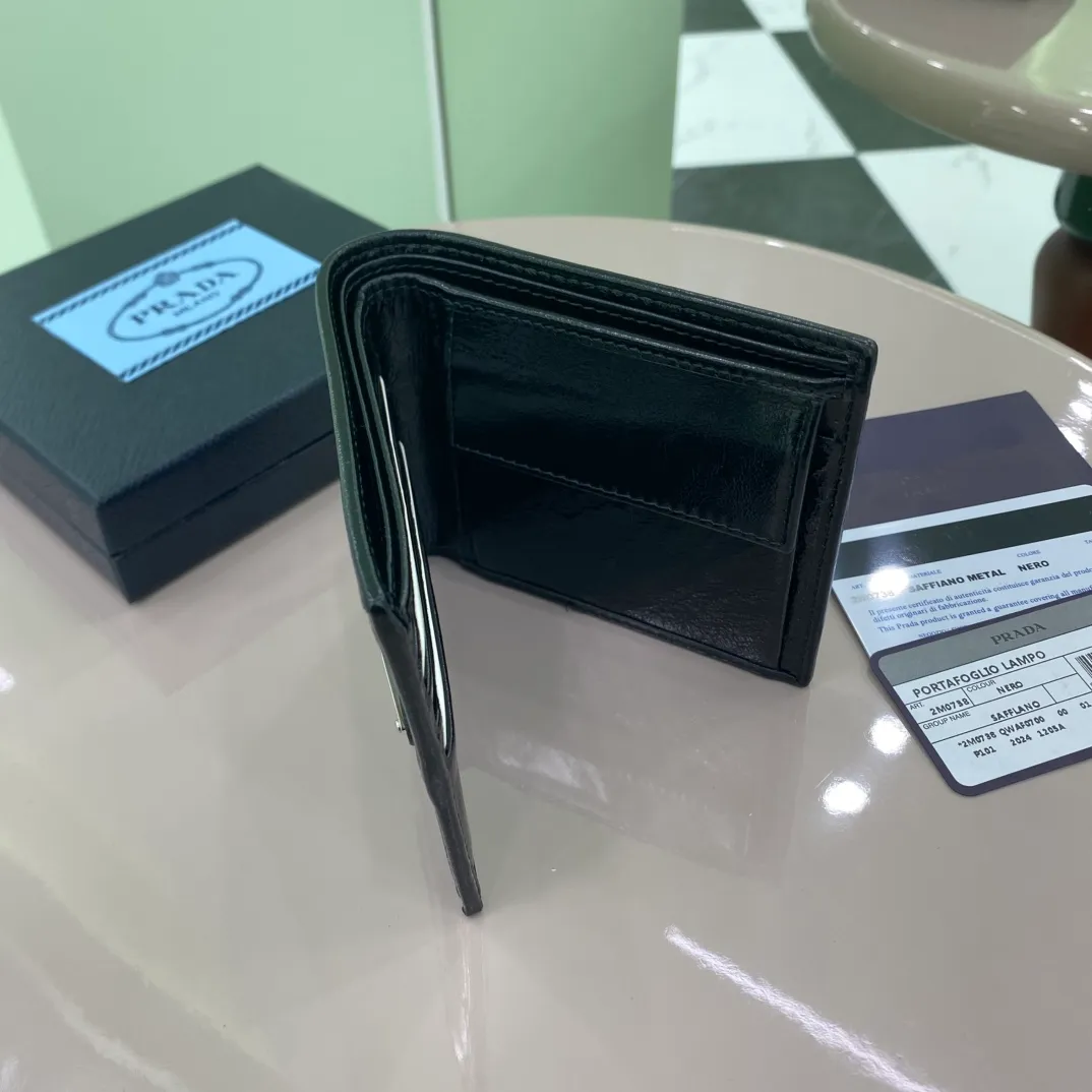 P400 [Top original order] Prada's new men's short wallet💼Classic hot style👏Model 2M0738, internal code 164 OEM code💋 This wallet is made of elegant shiny leather, with smooth lines and classic geometric patterns, highlighting a refined and elegant modern style. It has 4 card pockets, 1 coin pocket and multiple compartments, with a practical design and urban style. 🏅️🏅️🏅️Size: length 11cm*height 9.5cm