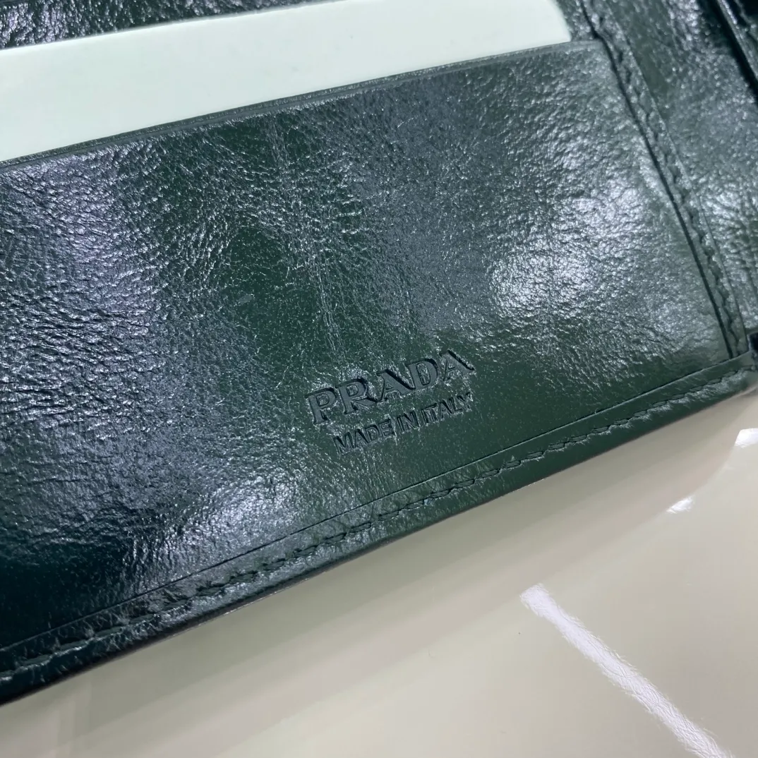 P400 [Top original order] Prada's new men's short wallet💼Classic hot style👏Model 2M0738, internal code 164 OEM code💋 This wallet is made of elegant shiny leather, with smooth lines and classic geometric patterns, highlighting a refined and elegant modern style. It has 4 card pockets, 1 coin pocket and multiple compartments, with a practical design and urban style. 🏅️🏅️🏅️Size: length 11cm*height 9.5cm