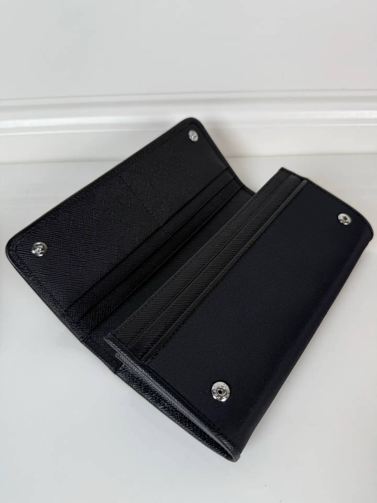 💰560, P Home ➡️Ladies flip wallet, model 1MH132, black, made of imported cross-grain cowhide + nylon fabric, original quality, size 18.7x9.5cm, taken in kind, what you see is what you get