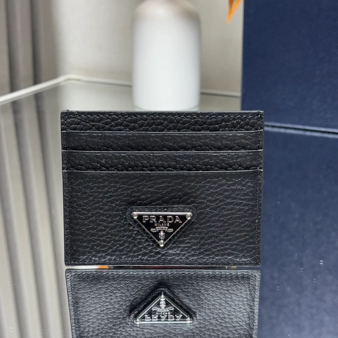 P340 [Top original order] PRADA's new card holder💼Model 2MC025, internal code 164 OEM code💋 This leather card holder has 6 card slots and a practical inner pocket, with a simple and exquisite design. The enameled triangular metal logo highlights the brand's classic character. 🏅️🏅️🏅️Size: length 10cm*height 8cm