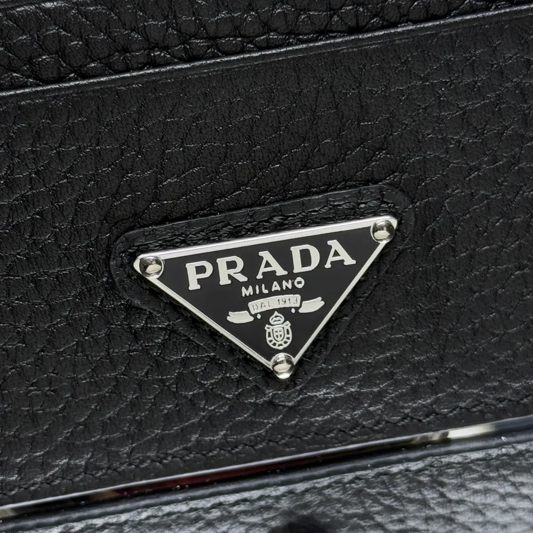 P340 [Top original order] PRADA's new card holder💼Model 2MC025, internal code 164 OEM code💋 This leather card holder has 6 card slots and a practical inner pocket, with a simple and exquisite design. The enameled triangular metal logo highlights the brand's classic character. 🏅️🏅️🏅️Size: length 10cm*height 8cm