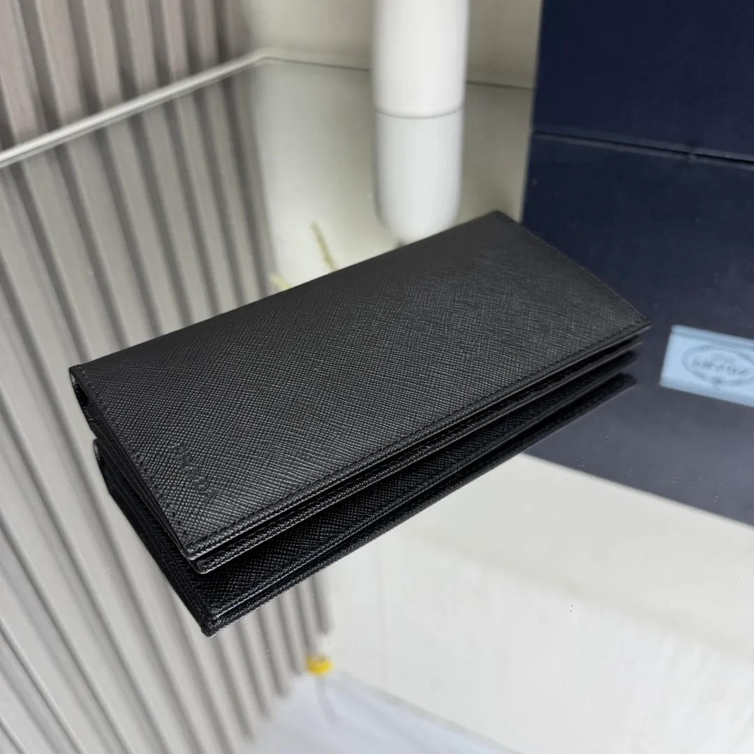 P480 [Top original order] PRADA suit clip wallet 💼Classic, model 2MV836, internal code 164 OEM code 💋 The characteristic of this long wallet is that it is made of Saffiano leather and is decorated with an enameled triangle logo on the front. Open slightly to reveal 1 zippered pocket, fabric lining and 13 card pockets. One banknote compartment, one zipper bag, four ID pockets, thirteen card pockets🏅️🏅️🏅️Dimensions: length 19cm, height 9.5cm