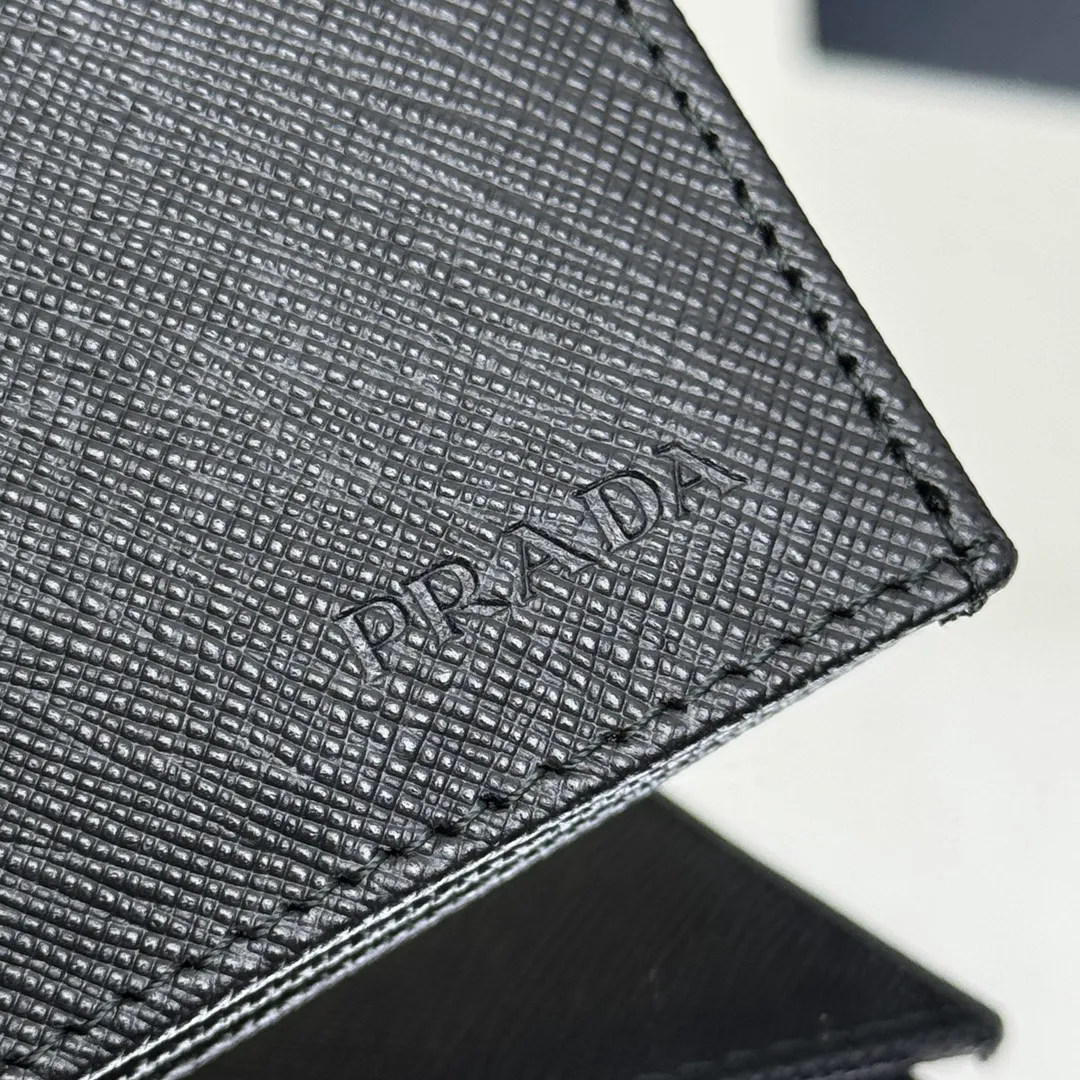 P480 [Top original order] PRADA suit clip wallet 💼Classic, model 2MV836, internal code 164 OEM code 💋 The characteristic of this long wallet is that it is made of Saffiano leather and is decorated with an enameled triangle logo on the front. Open slightly to reveal 1 zippered pocket, fabric lining and 13 card pockets. One banknote compartment, one zipper bag, four ID pockets, thirteen card pockets🏅️🏅️🏅️Dimensions: length 19cm, height 9.5cm