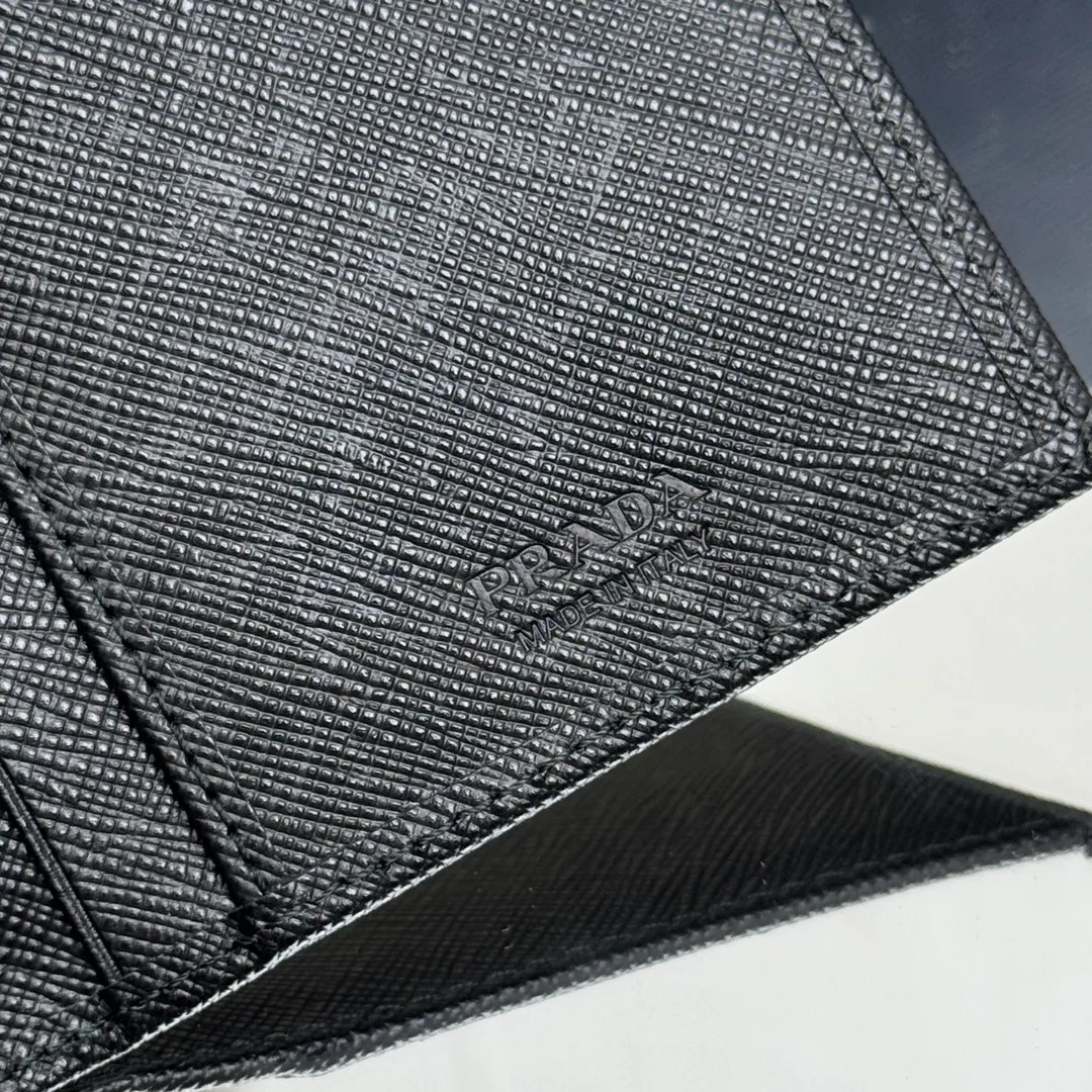P480 [Top original order] PRADA suit clip wallet 💼Classic, model 2MV836, internal code 164 OEM code 💋 The characteristic of this long wallet is that it is made of Saffiano leather and is decorated with an enameled triangle logo on the front. Open slightly to reveal 1 zippered pocket, fabric lining and 13 card pockets. One banknote compartment, one zipper bag, four ID pockets, thirteen card pockets🏅️🏅️🏅️Dimensions: length 19cm, height 9.5cm