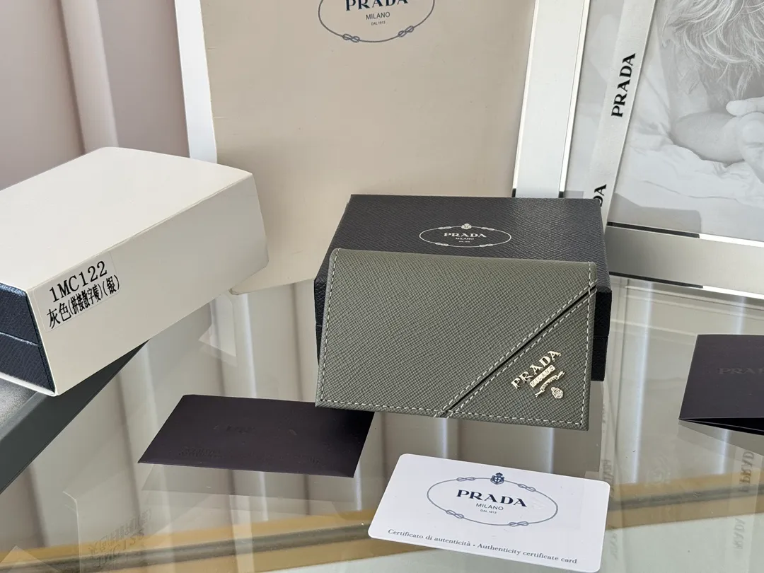 Prada classic card holder, model 1MC122, made of cross-grain cowhide, size 6.5×2.5×11cm, adopts snap button opening and closing design, and has two slots for cards or receipts. This exquisite card holder is small and convenient, with sufficient capacity. It can be placed in the bag for easy storage. It can also be used to make separate items when going out every day. Hot 🔥Hot-selling item, taken in kind, what you see is what you get
