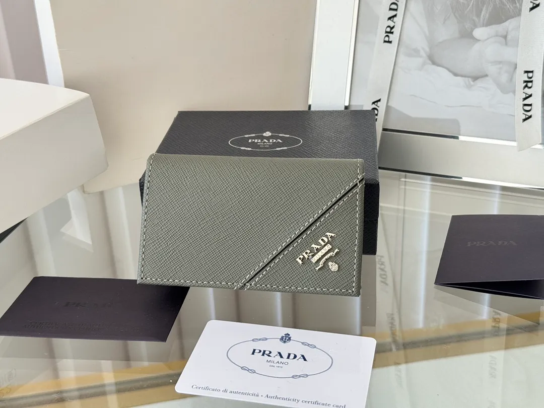 Prada classic card holder, model 1MC122, made of cross-grain cowhide, size 6.5×2.5×11cm, adopts snap button opening and closing design, and has two slots for cards or receipts. This exquisite card holder is small and convenient, with sufficient capacity. It can be placed in the bag for easy storage. It can also be used to make separate items when going out every day. Hot 🔥Hot-selling item, taken in kind, what you see is what you get