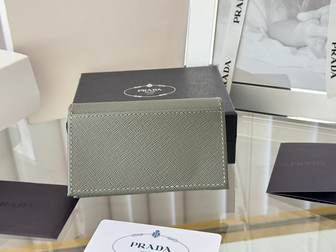 Prada classic card holder, model 1MC122, made of cross-grain cowhide, size 6.5×2.5×11cm, adopts snap button opening and closing design, and has two slots for cards or receipts. This exquisite card holder is small and convenient, with sufficient capacity. It can be placed in the bag for easy storage. It can also be used to make separate items when going out every day. Hot 🔥Hot-selling item, taken in kind, what you see is what you get