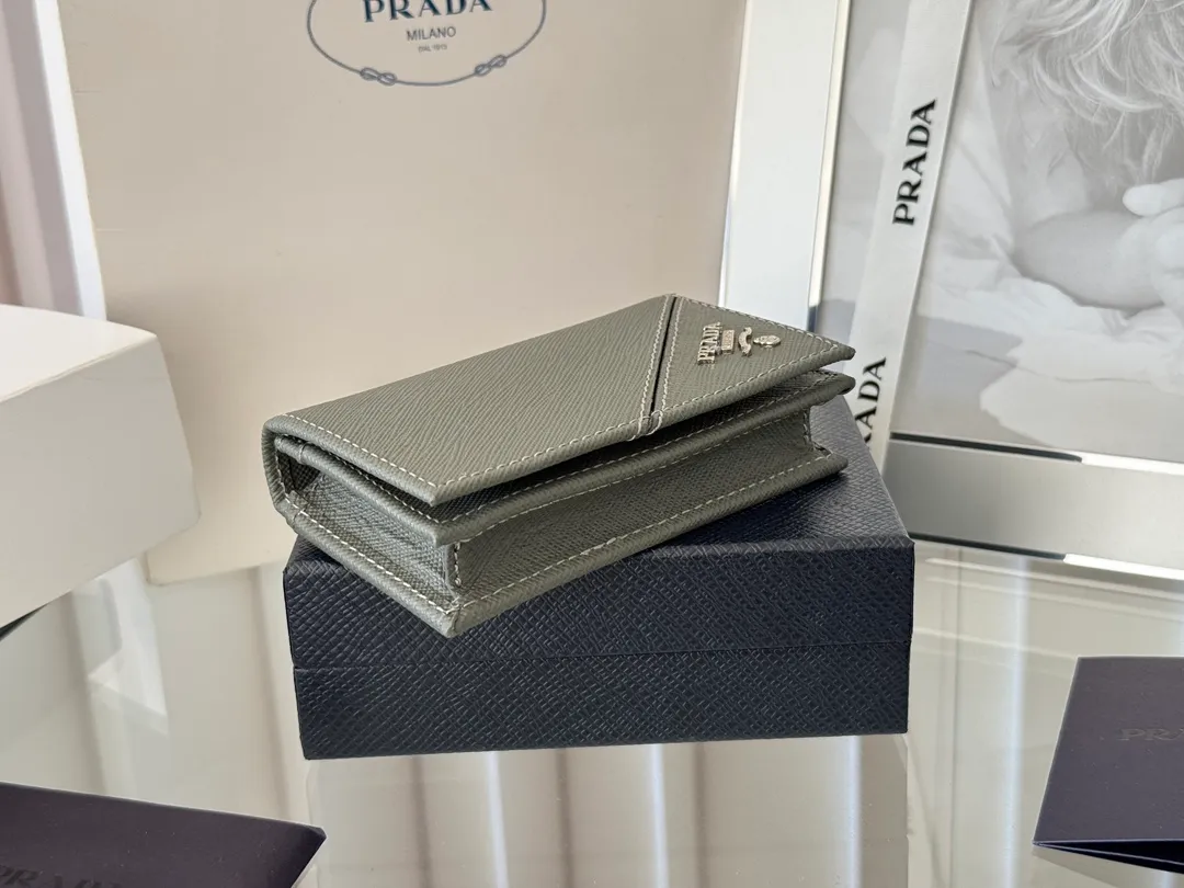 Prada classic card holder, model 1MC122, made of cross-grain cowhide, size 6.5×2.5×11cm, adopts snap button opening and closing design, and has two slots for cards or receipts. This exquisite card holder is small and convenient, with sufficient capacity. It can be placed in the bag for easy storage. It can also be used to make separate items when going out every day. Hot 🔥Hot-selling item, taken in kind, what you see is what you get