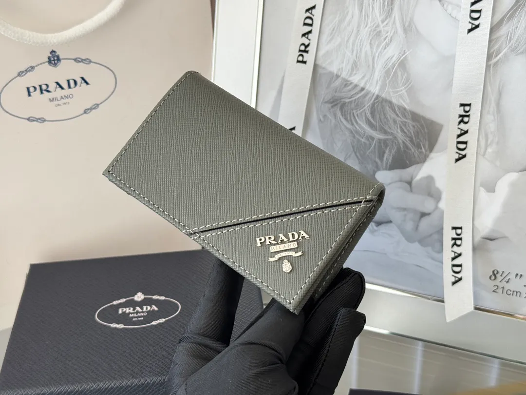 Prada classic card holder, model 1MC122, made of cross-grain cowhide, size 6.5×2.5×11cm, adopts snap button opening and closing design, and has two slots for cards or receipts. This exquisite card holder is small and convenient, with sufficient capacity. It can be placed in the bag for easy storage. It can also be used to make separate items when going out every day. Hot 🔥Hot-selling item, taken in kind, what you see is what you get