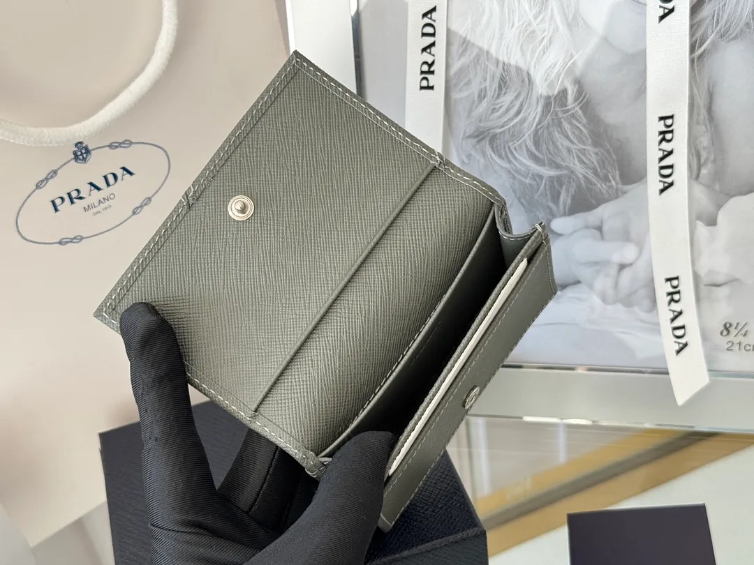 Prada classic card holder, model 1MC122, made of cross-grain cowhide, size 6.5×2.5×11cm, adopts snap button opening and closing design, and has two slots for cards or receipts. This exquisite card holder is small and convenient, with sufficient capacity. It can be placed in the bag for easy storage. It can also be used to make separate items when going out every day. Hot 🔥Hot-selling item, taken in kind, what you see is what you get