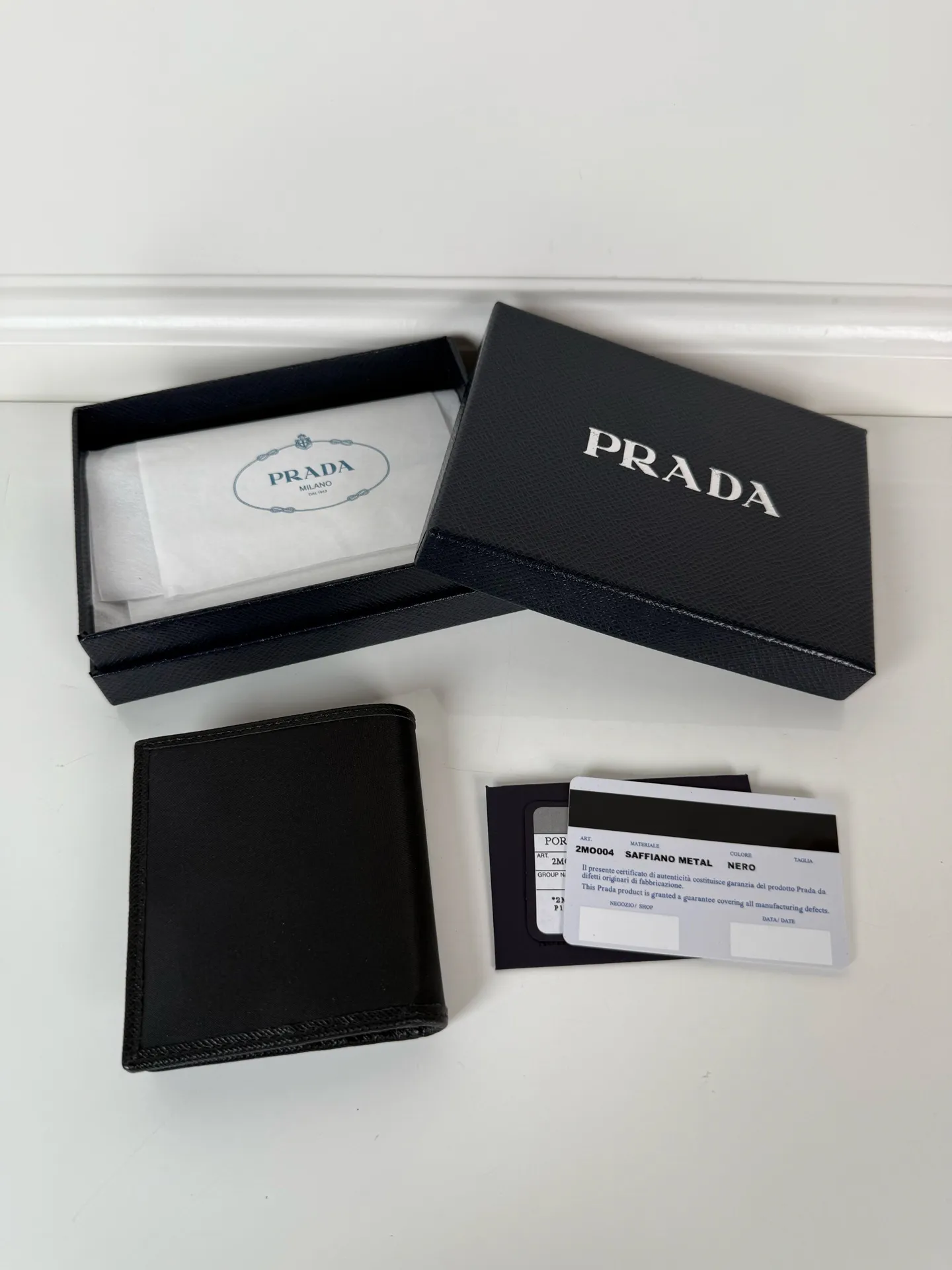 💰380, P Home ➡️ Unisex short wallet, black, model 2MO004 cross-grain cowhide + nylon fabric, eight card slots, length 9cm height 10cm, 175 steel stamp, meticulous and neat workmanship as shown in the picture