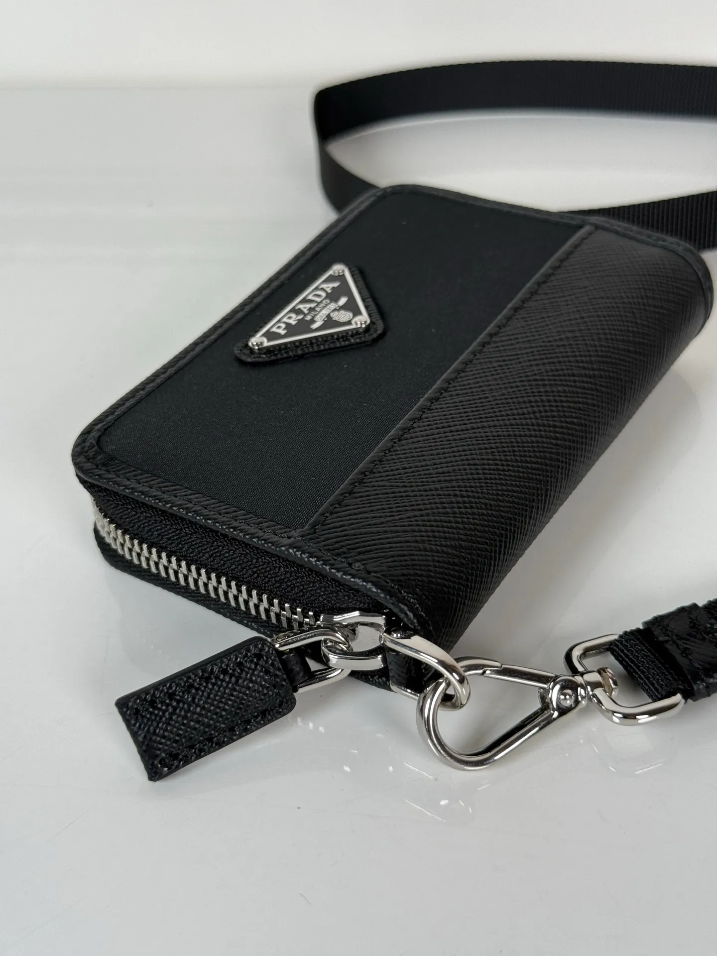 💰440, P Home ➡️Deerskin card holder for men and women, model 2MR039, classic and practical zipper design, 2 pleated card slots inside, 1 inner bag, detachable neck strap, convenient for sorting and storage, perfect for going out alone with your mobile phone in summer or putting it in a small bag, size 11×7.5cm, original quality, your best choice