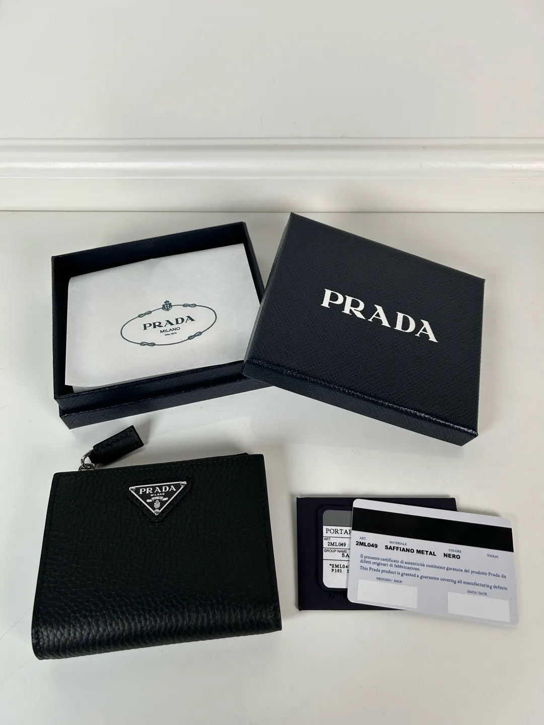 💰480, P Home ➡️ Unisex short wallet, model 2ML049, made of black deerskin, eight card slots, one receipt compartment, one zippered coin pocket, length 11.5cm, height 9.5cm, 175 steel stamp, meticulous workmanship as shown in the picture